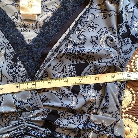 Tailor B Moss V-Neck Blue Paisley Back Tie Top - Picture 5 of 6